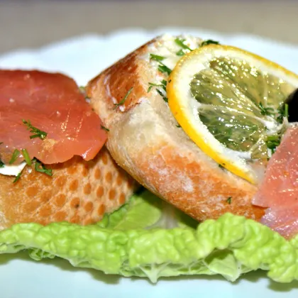 Праздничные бутерброды на скорую руку с красной рыбой, лимоном и маслинами