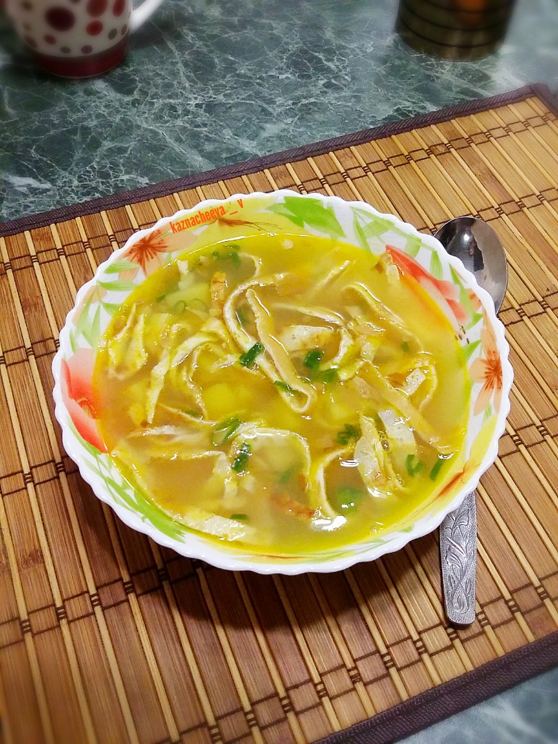 Куриный суп яичными блинчиками