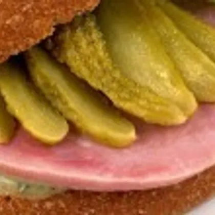 Сэндвич с зеленым соусом и ветчиной