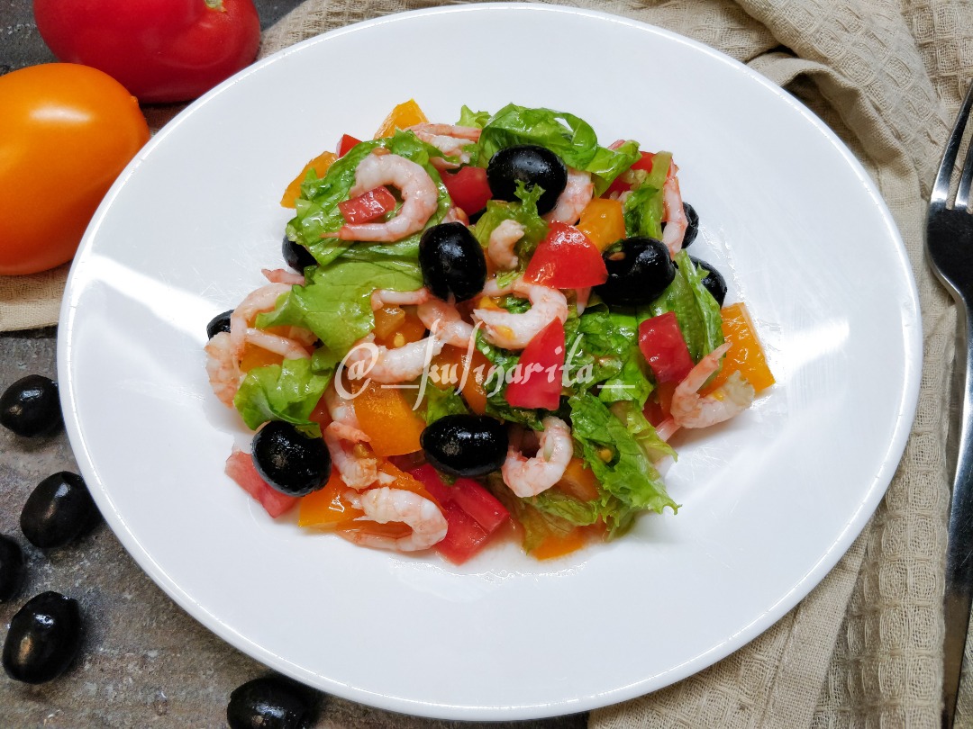 Салат с креветками, помидорами, красным луком и базиликом