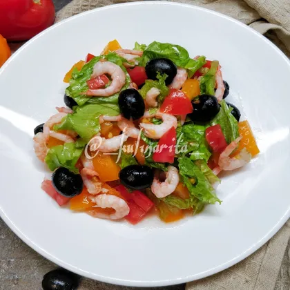 Салат с креветками, помидорами и маслинами