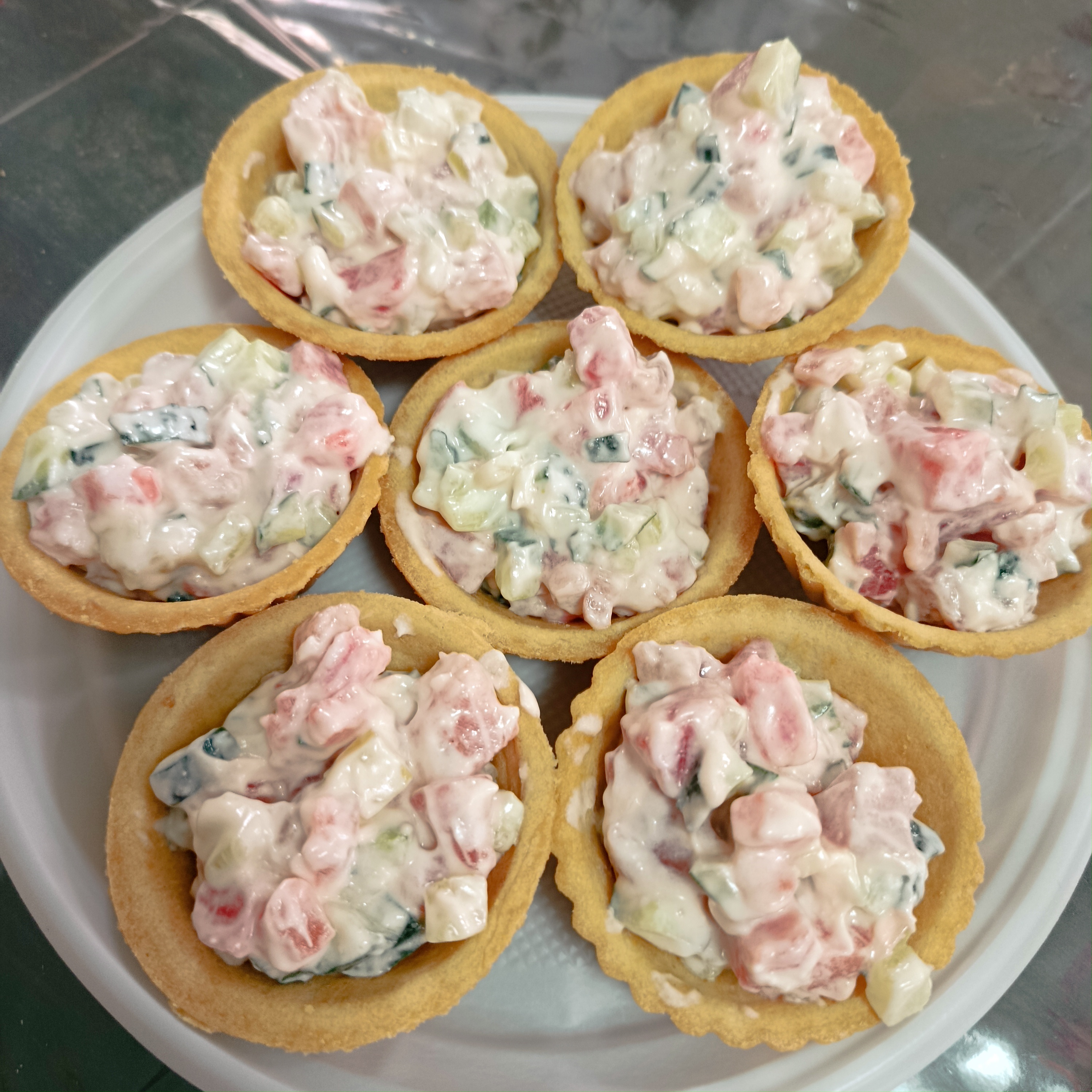 Тарталетки с рыбкой и огурцом