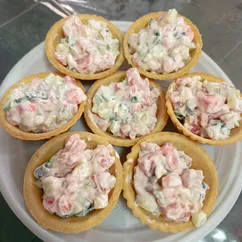 Тарталетки с рыбкой и огурцом