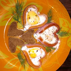 Яичница с сосисками и 🍞-ком на День Святого Валентина