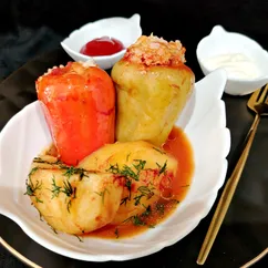 Фаршированные перцы в томатном соусе с картофелем 