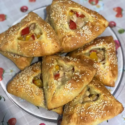 Слоеные пирожки с картофелем и курицей