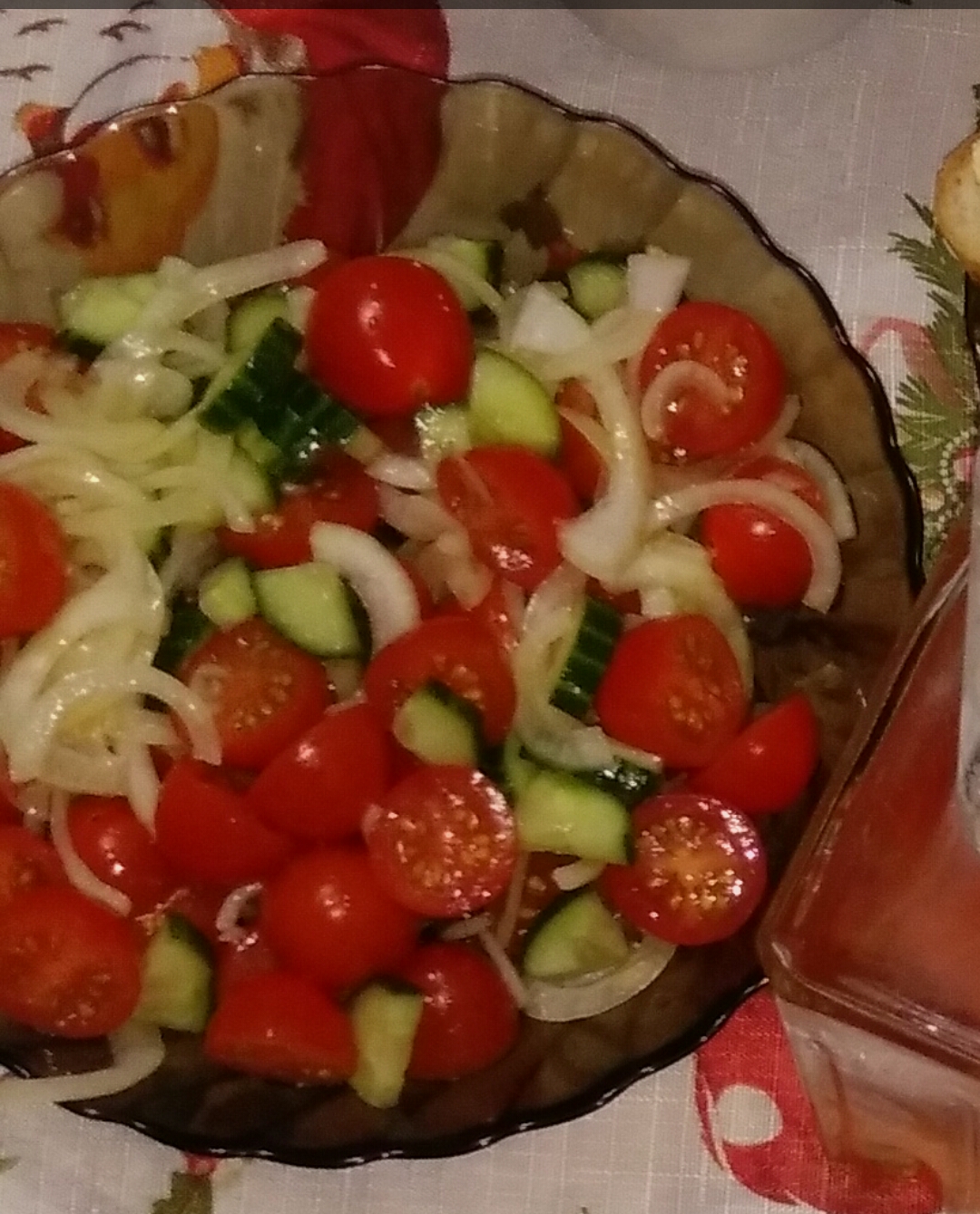 1. Салат из огурцов и помидоров с луком и сметанной заправкой
