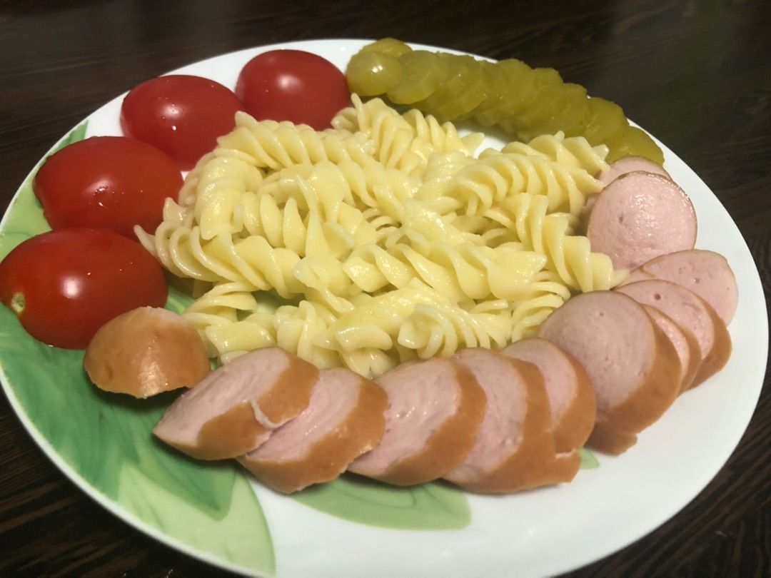 Макароны с сосисками,помидорками Черри и соленым огурчиком