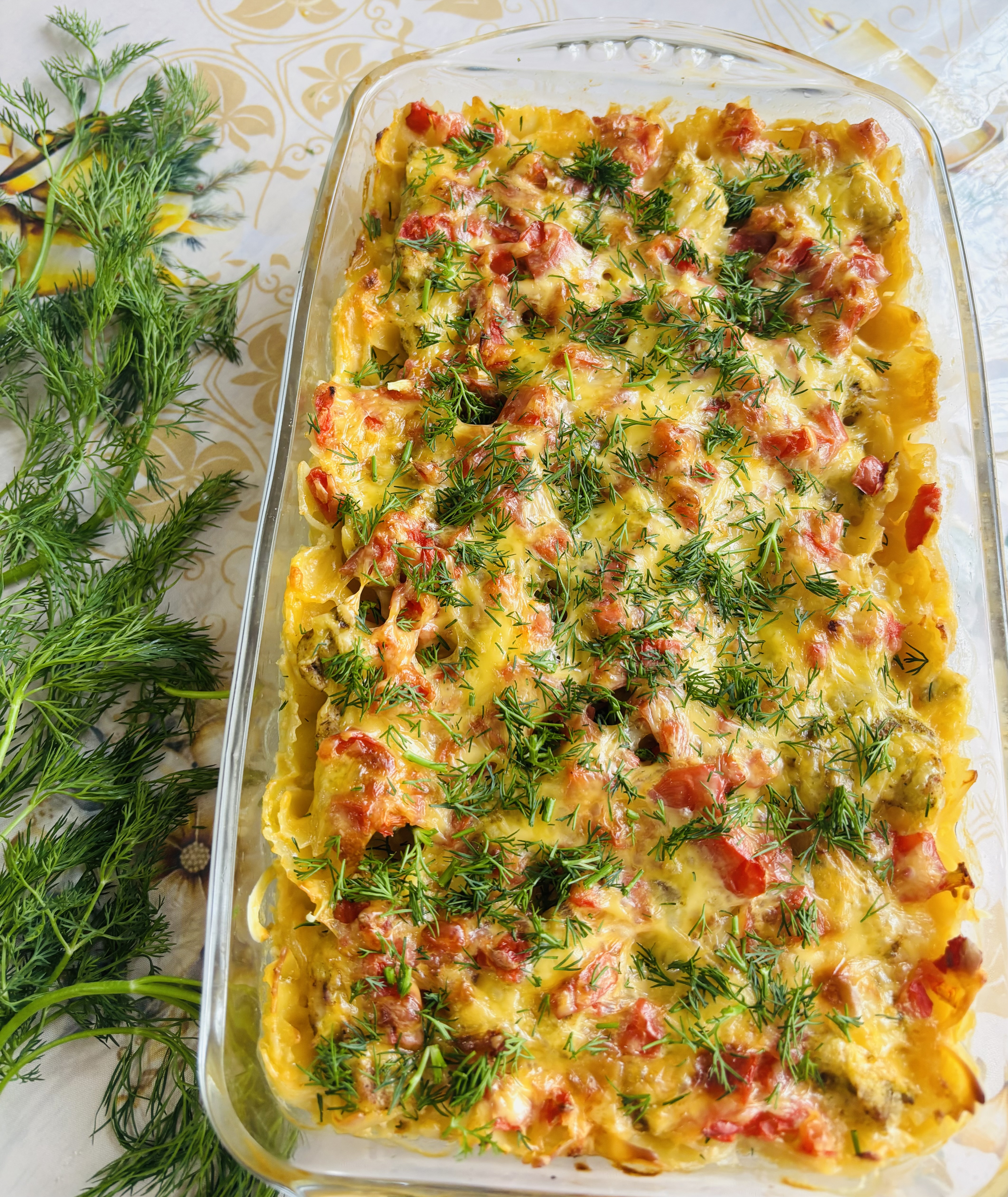 Запеканка из макарон с курицей и помидорами 