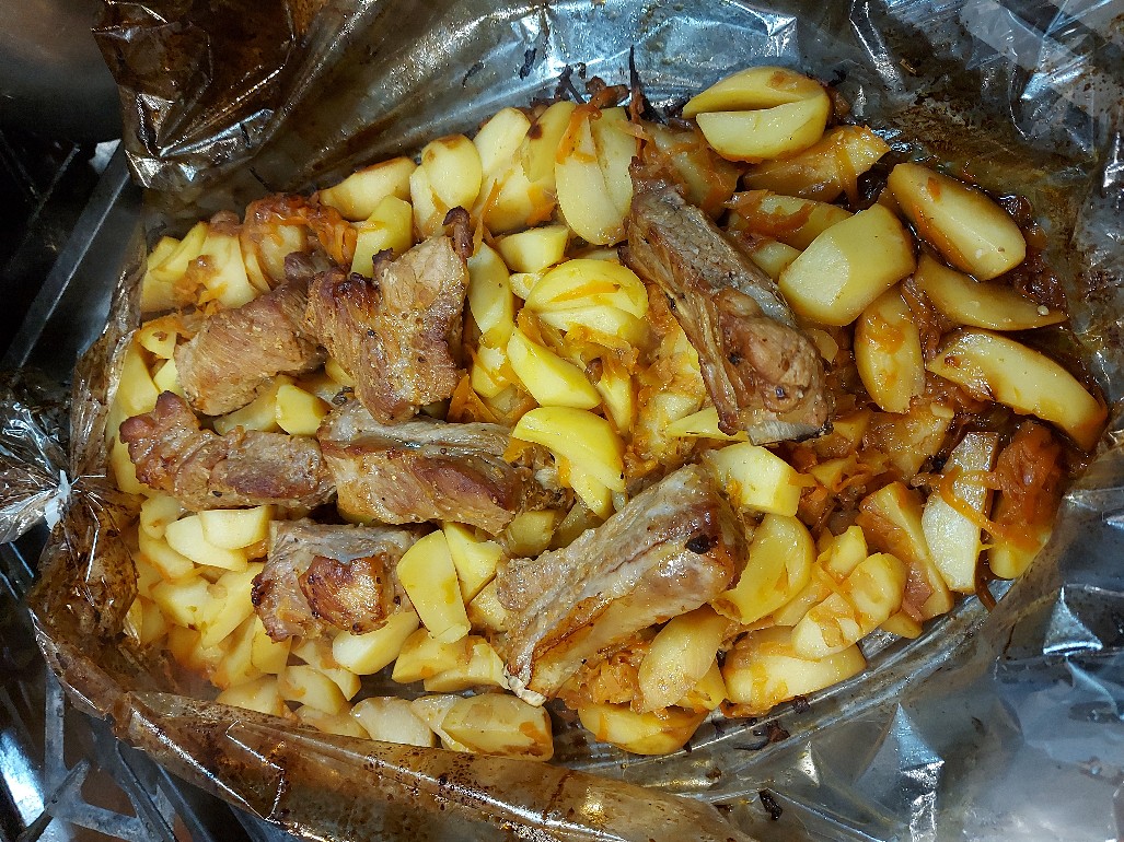 Рёбрышки, запечённые с картошкой в рукаве