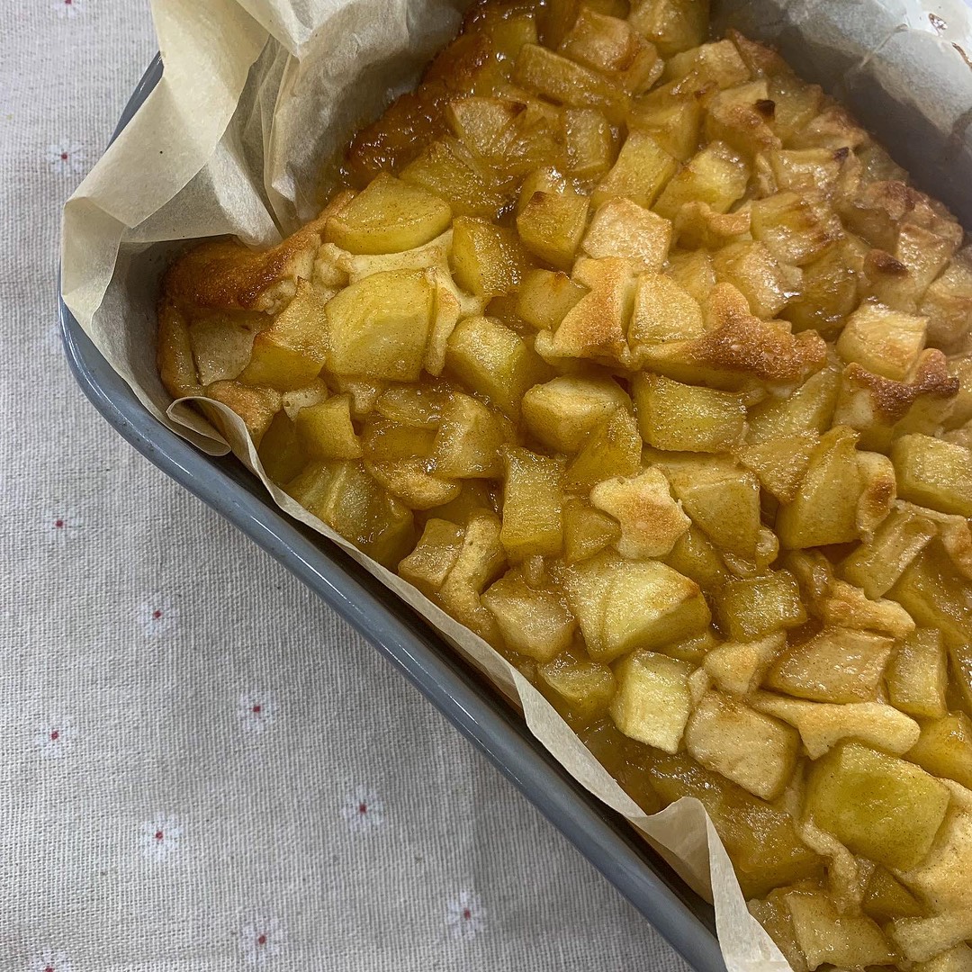 Шарлотка с карамелизованными яблочками 🤍