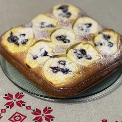 Пирог с творогом и ягодами