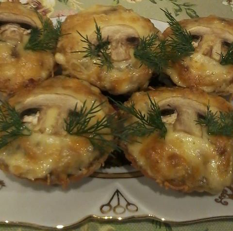 Тарталетки с курицей и грибами