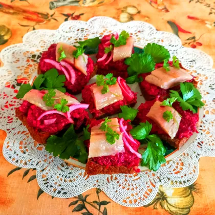 Бутерброды со свеклой и сельдью