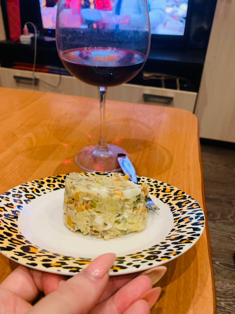 Салат с картофелем, сардинами, морковью и маринованными огурцами