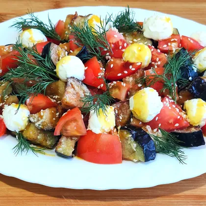 Салат с хрустящими баклажанами, томатами и творожным сыром