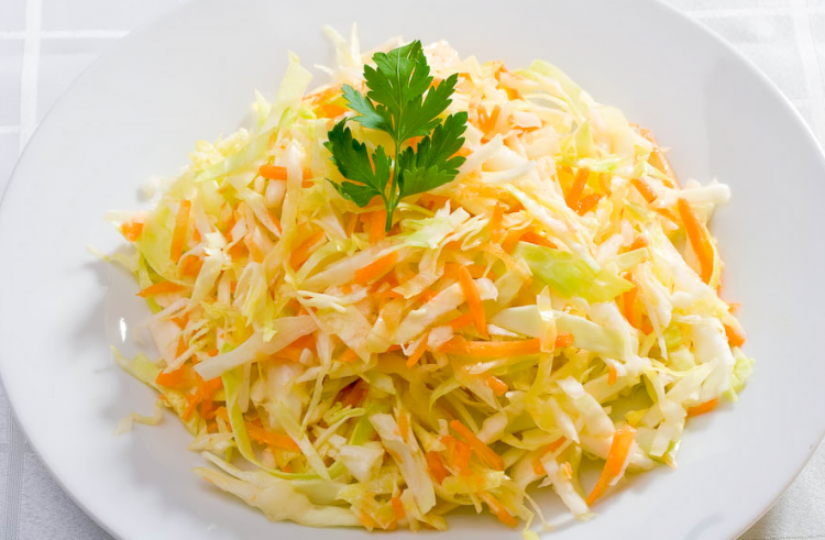 Салат из капусты «как в столовой» и не только