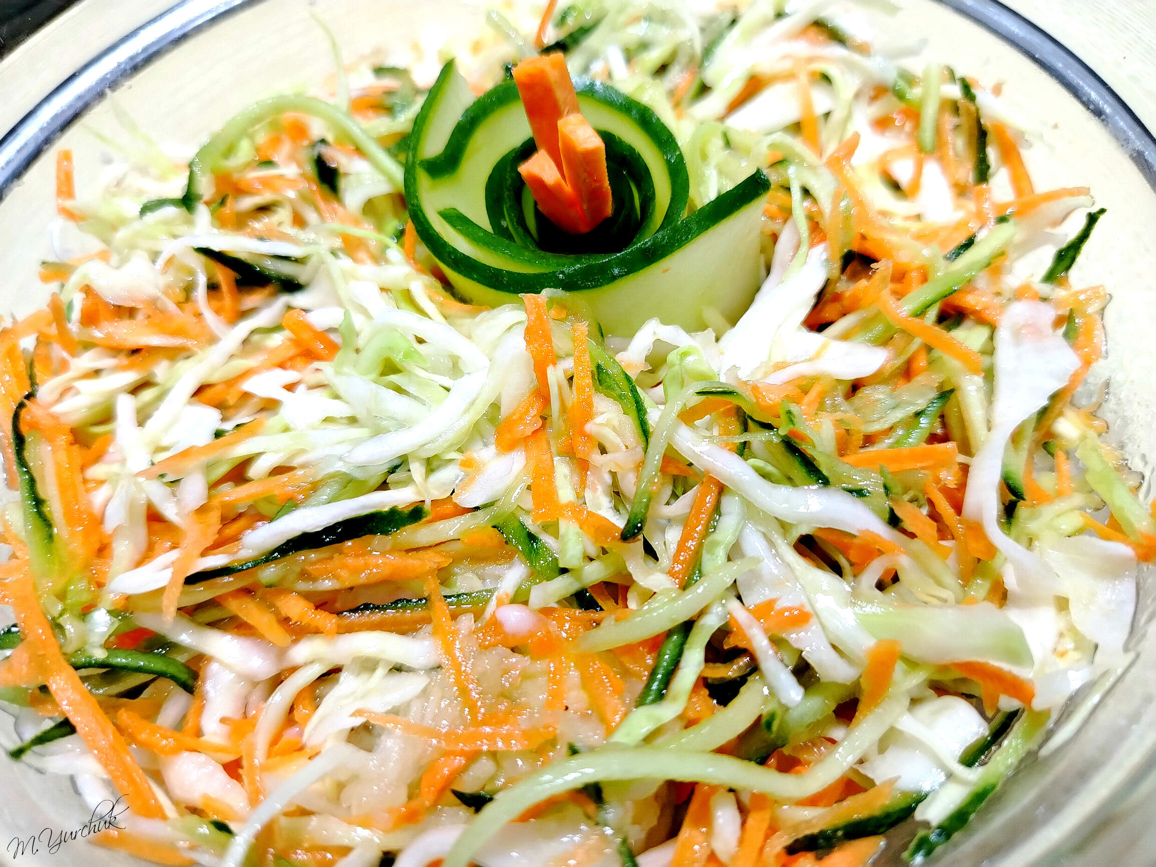 Салат из свежей капусты, моркови и огурцов 