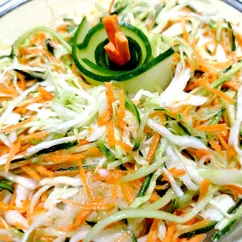 Салат из свежей капусты, моркови и огурцов