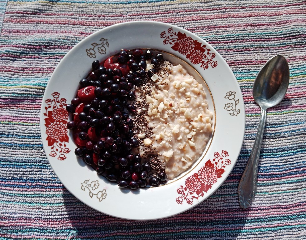 Овсянка на молоке с ягодами