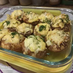 Запечённые шампиньоны с курицей и сыром