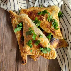 Пирожки из слоеного теста с мясом