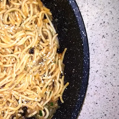 Спагетти с кунжутом в томатном соусе