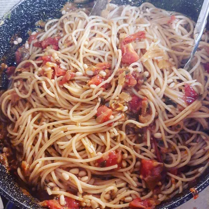 Спагетти с кедровыми орешками, песто и соусом на основе мандарин