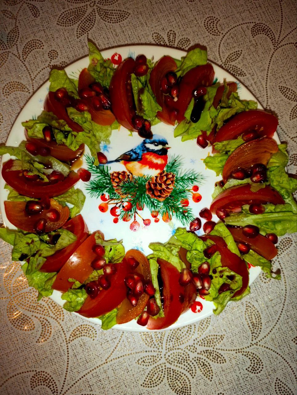 Постный салат с хурмой, помидором и гранатовыми зёрнами