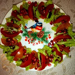 Постный салат с хурмой, помидором и гранатовыми зёрнами