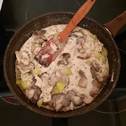 Курица с грибами и кабачками в сливочно-сырном соусе