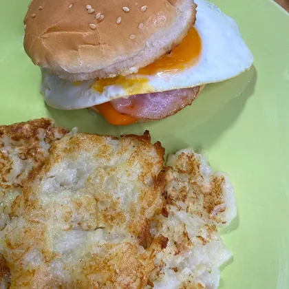 Мак завтрак. Бургер с беконом и яйцом