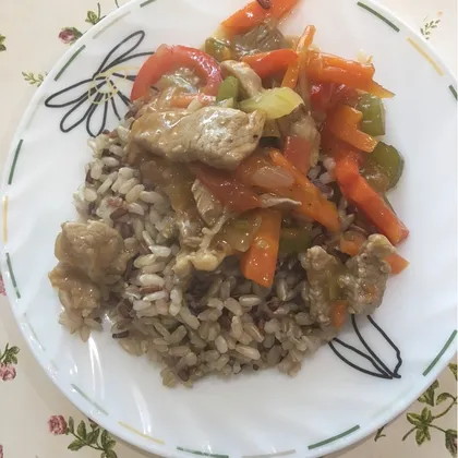 Свинина с рисом в соевом соусе с овощами