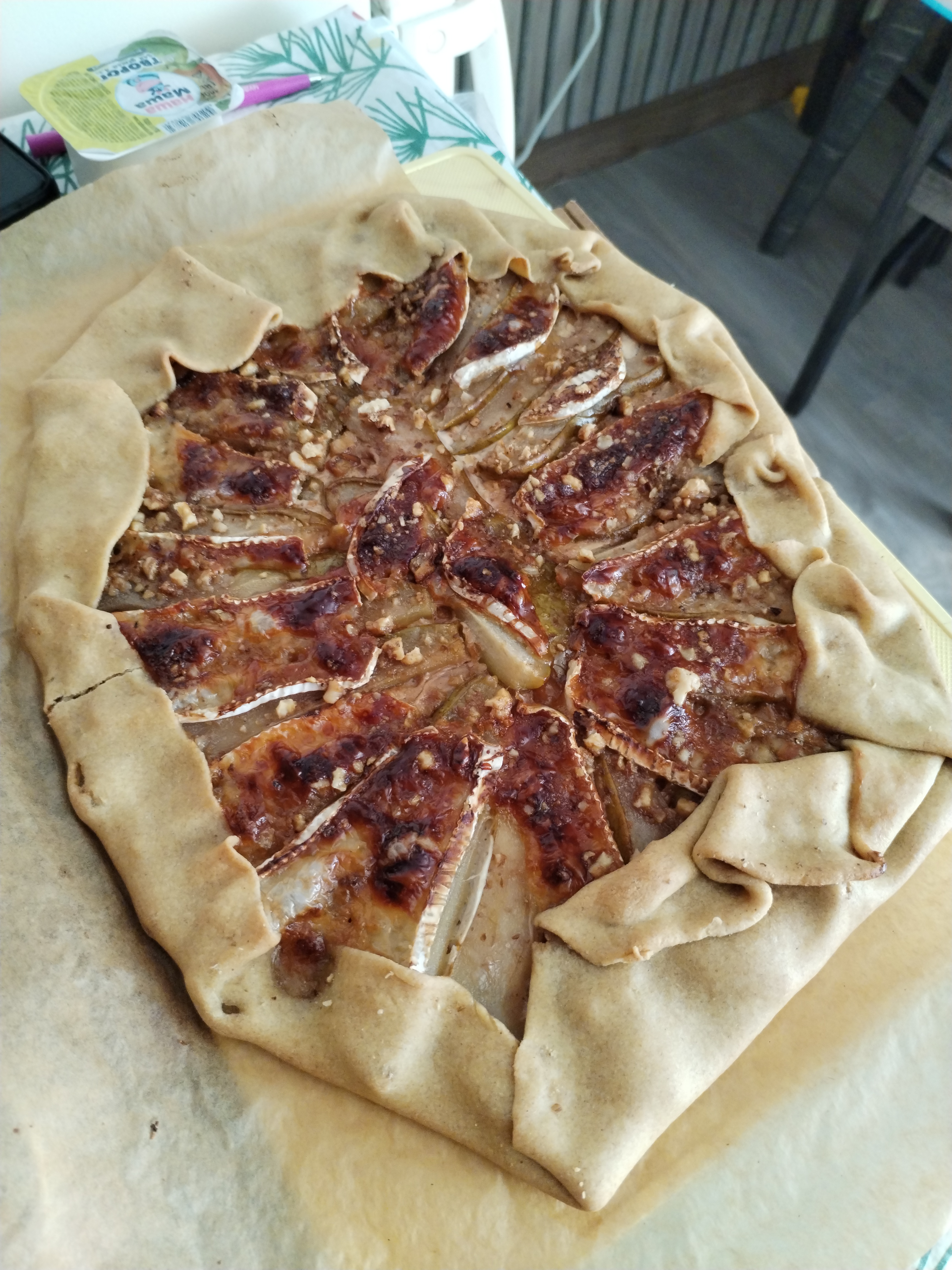 Галета с творогом, грушей, сыром камамбер и орехами  