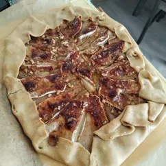 Галета с творогом, грушей, сыром камамбер и орехами  