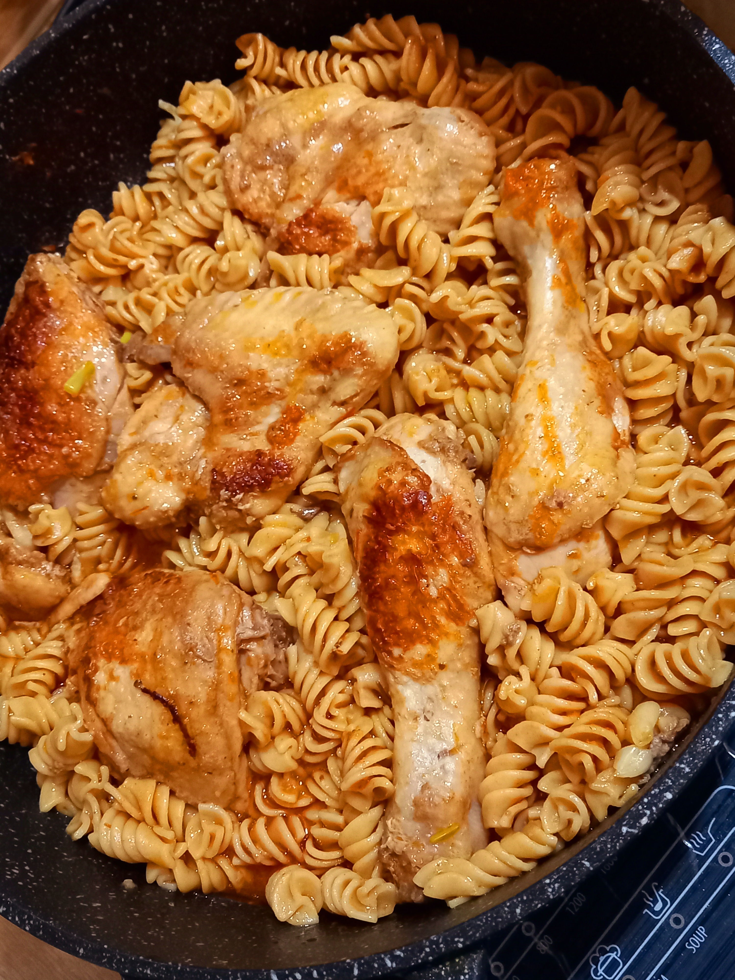 Курица жареная с макаронами в томатно-соевом соусе