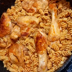 Курица жареная с макаронами в томатно-соевом соусе