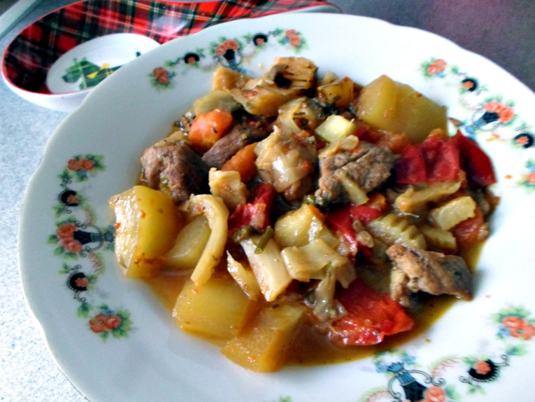 Мясо жаренное с овощами
