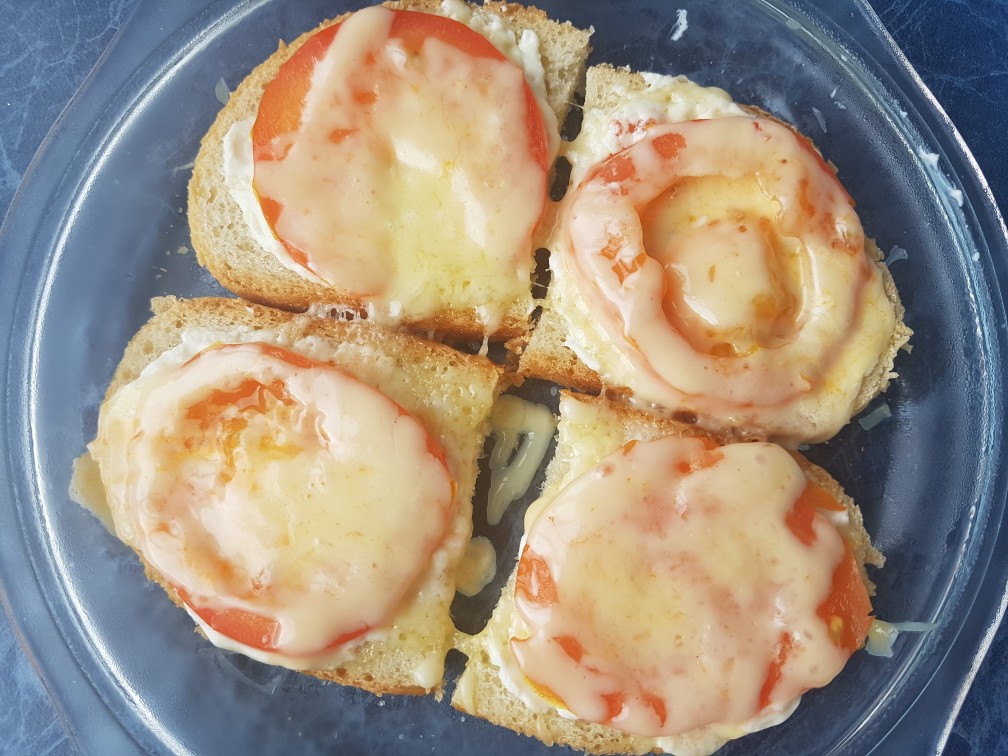 Горячие бутерброды с колбасой помидором и сыром