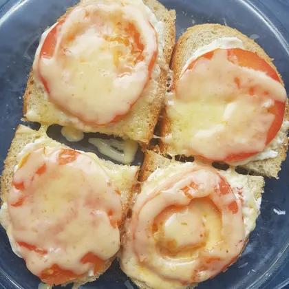 Горячие бутерброды с сыром и помидором