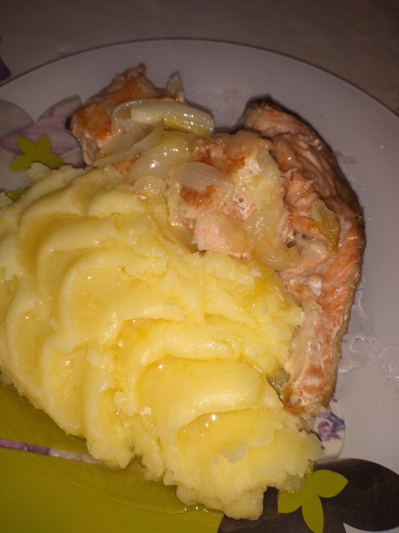 Рыба с пюре из картофеля и яблок