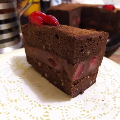 Шоколадный растительный торт с клубникой