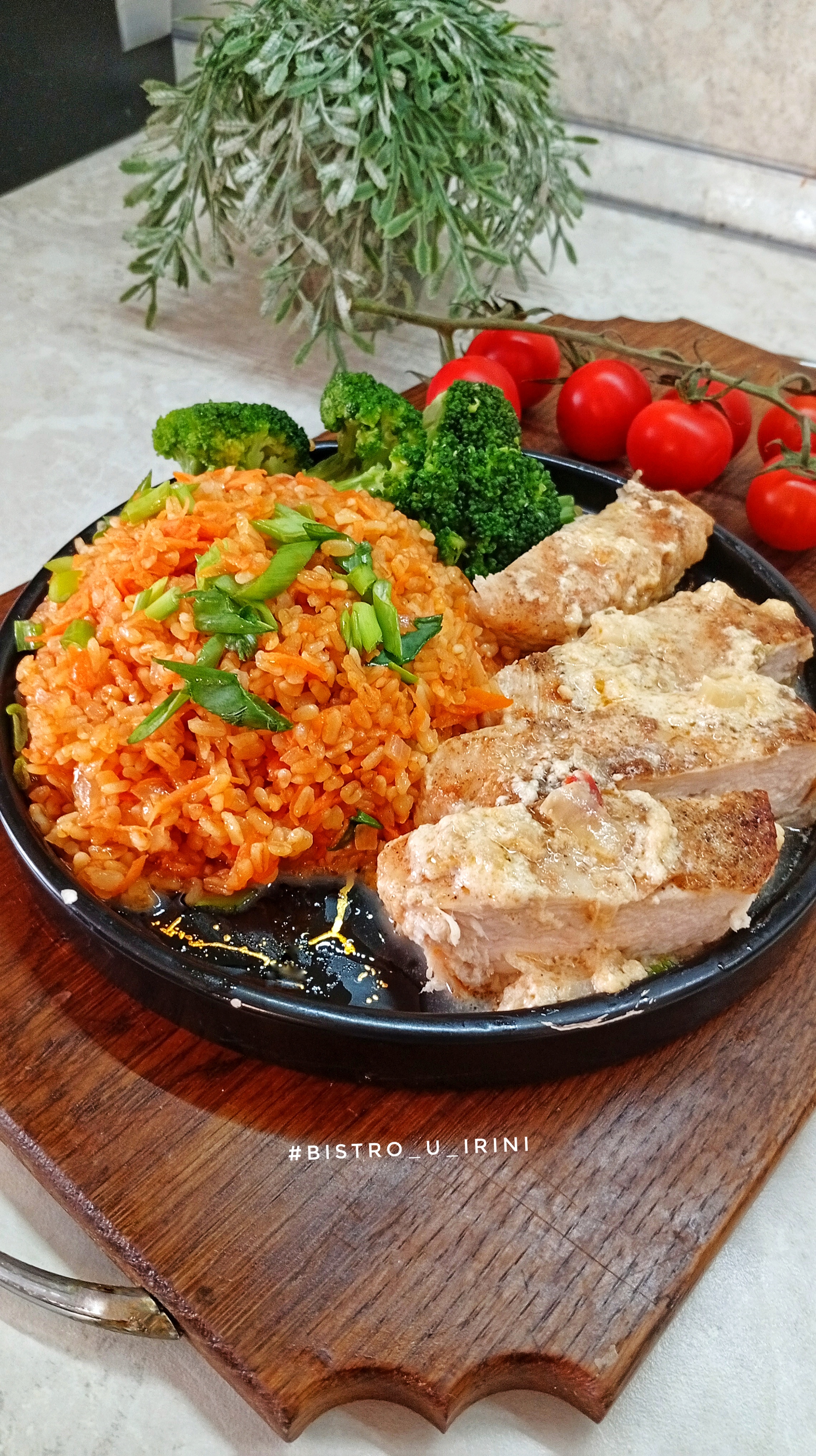 Курица в сливочном соусе с булгуром и брокколи