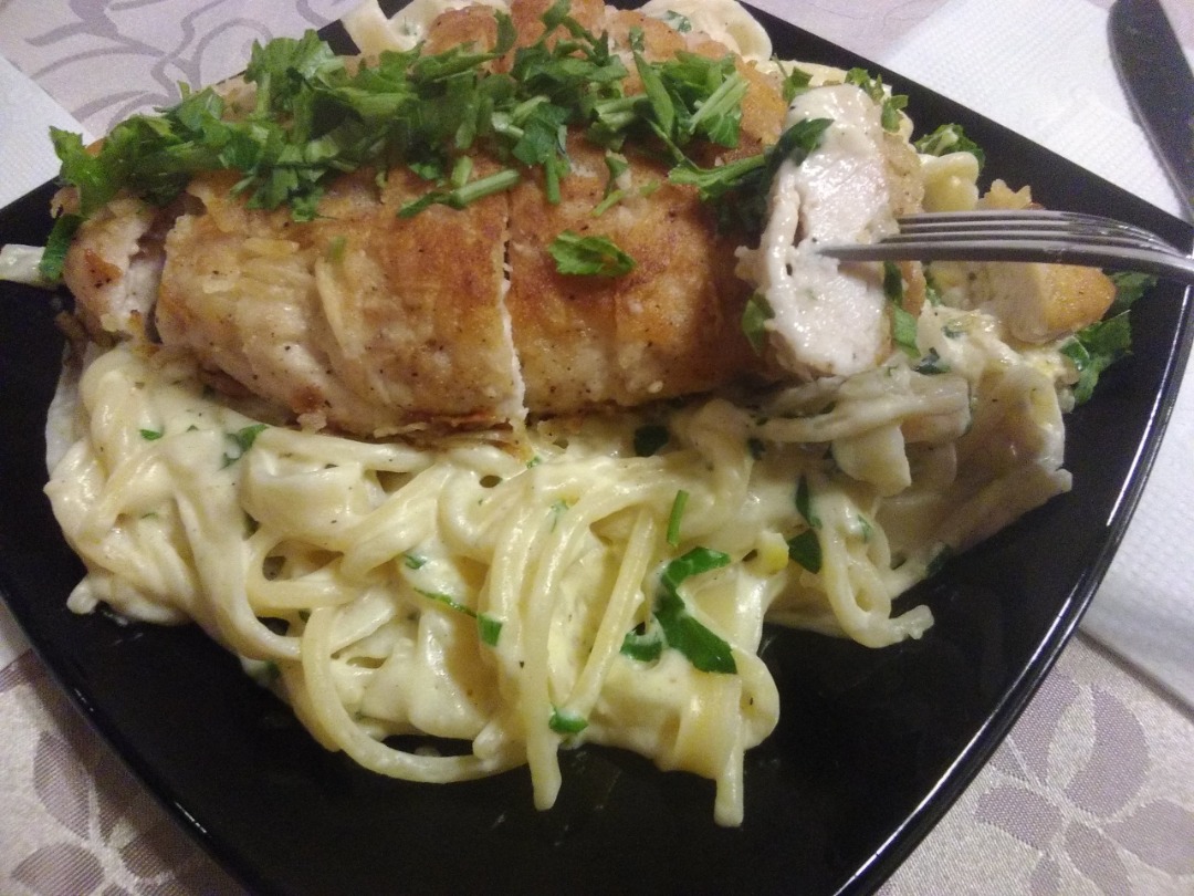 Сырная курица и паста со сливочным соусом