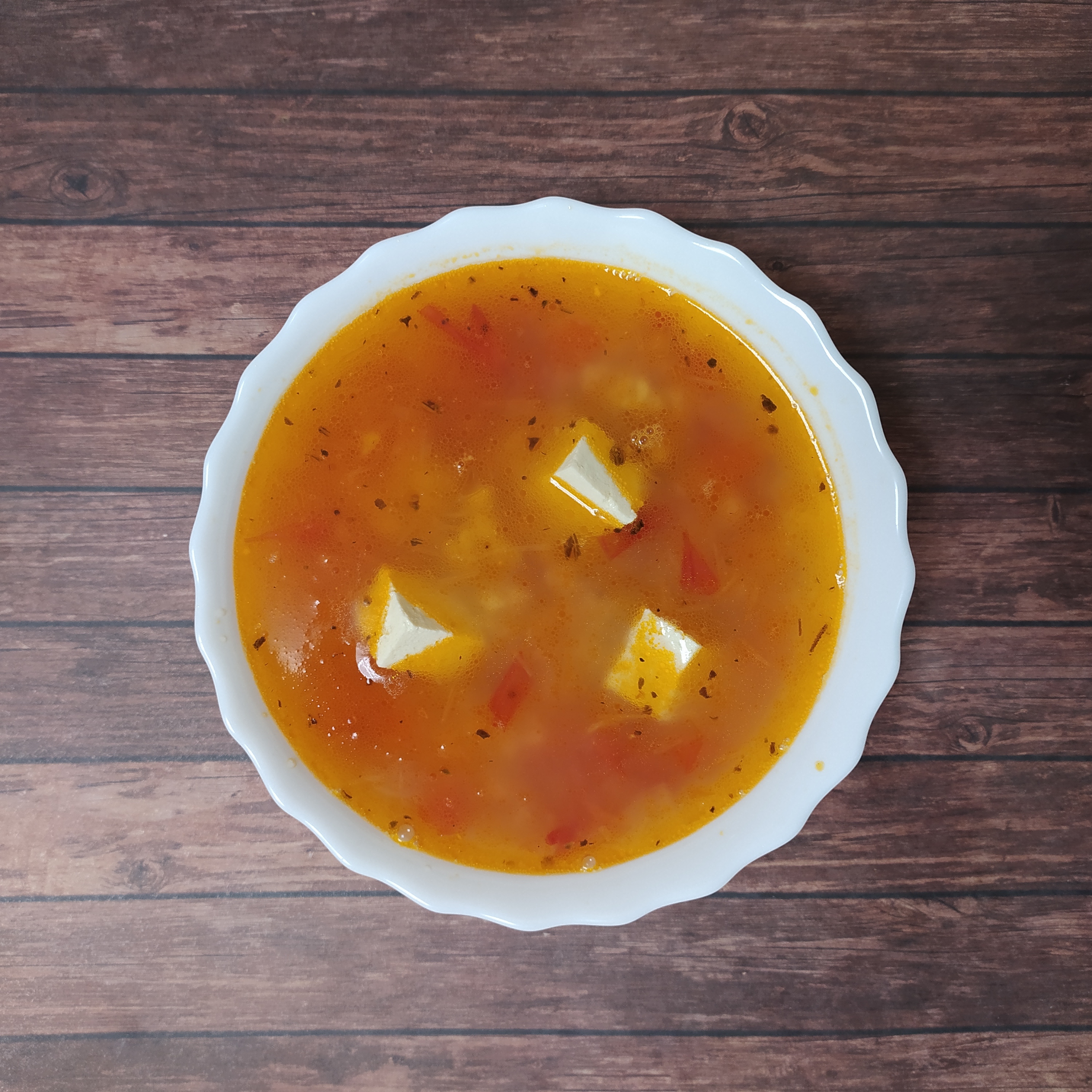 Томатный суп с "рассольным сыром" тофу (веган)