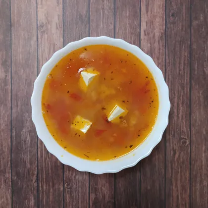 Томатный суп с 'рассольным сыром' тофу (веган)