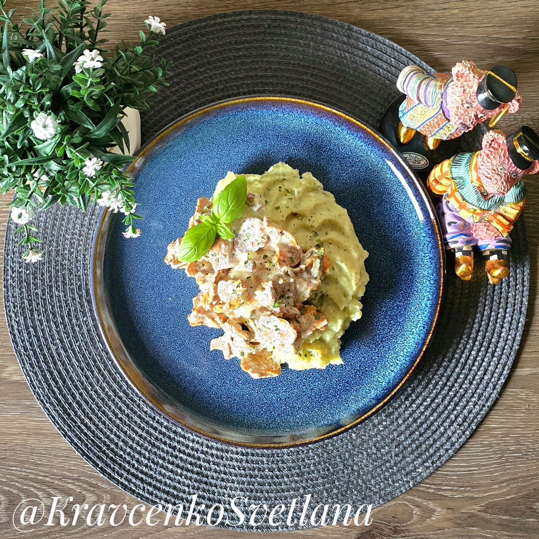 Лисички жареные с луком и сметаной