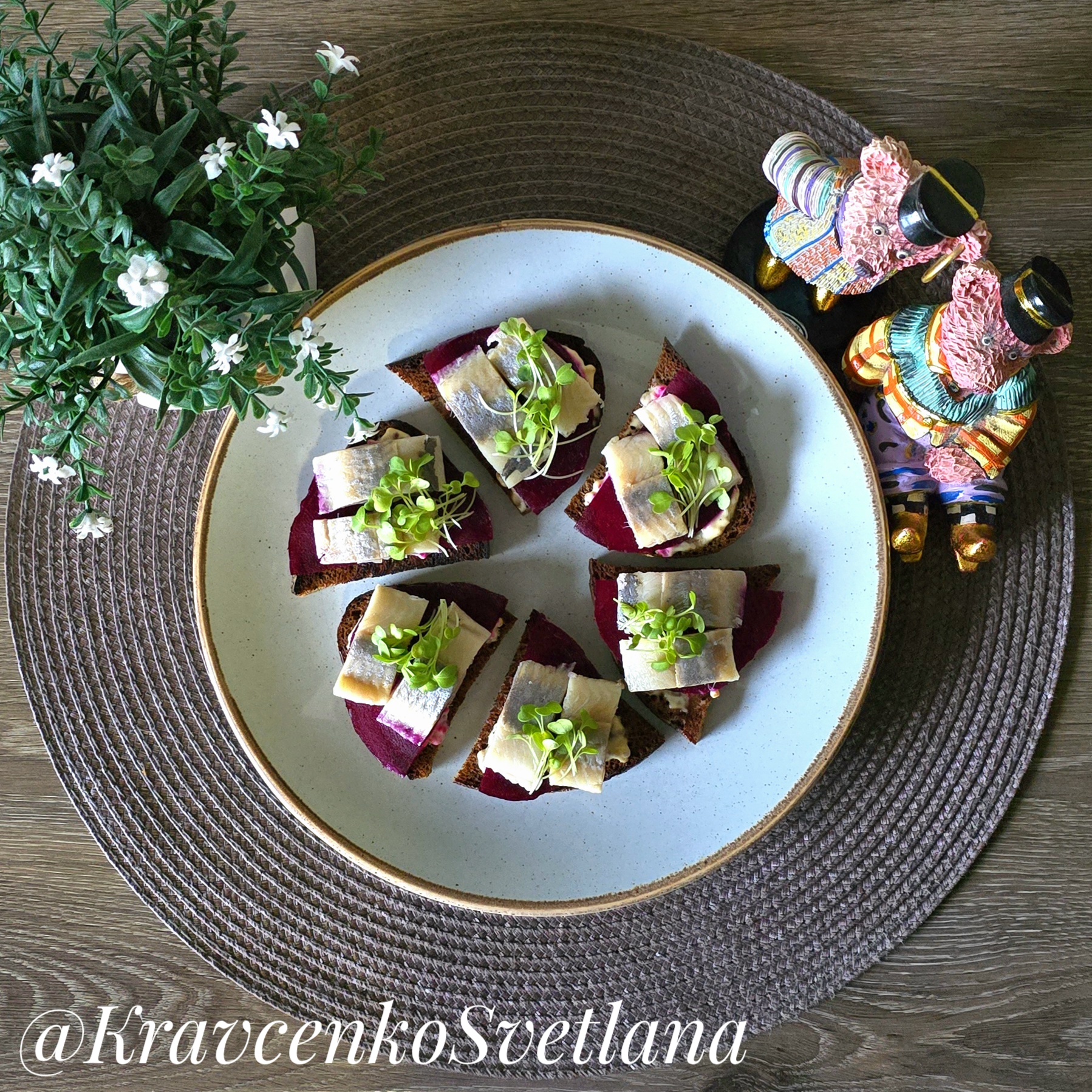 Бутерброды закусочные со свеклой и сельдью