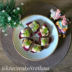 Бутерброды закусочные со свеклой и сельдью