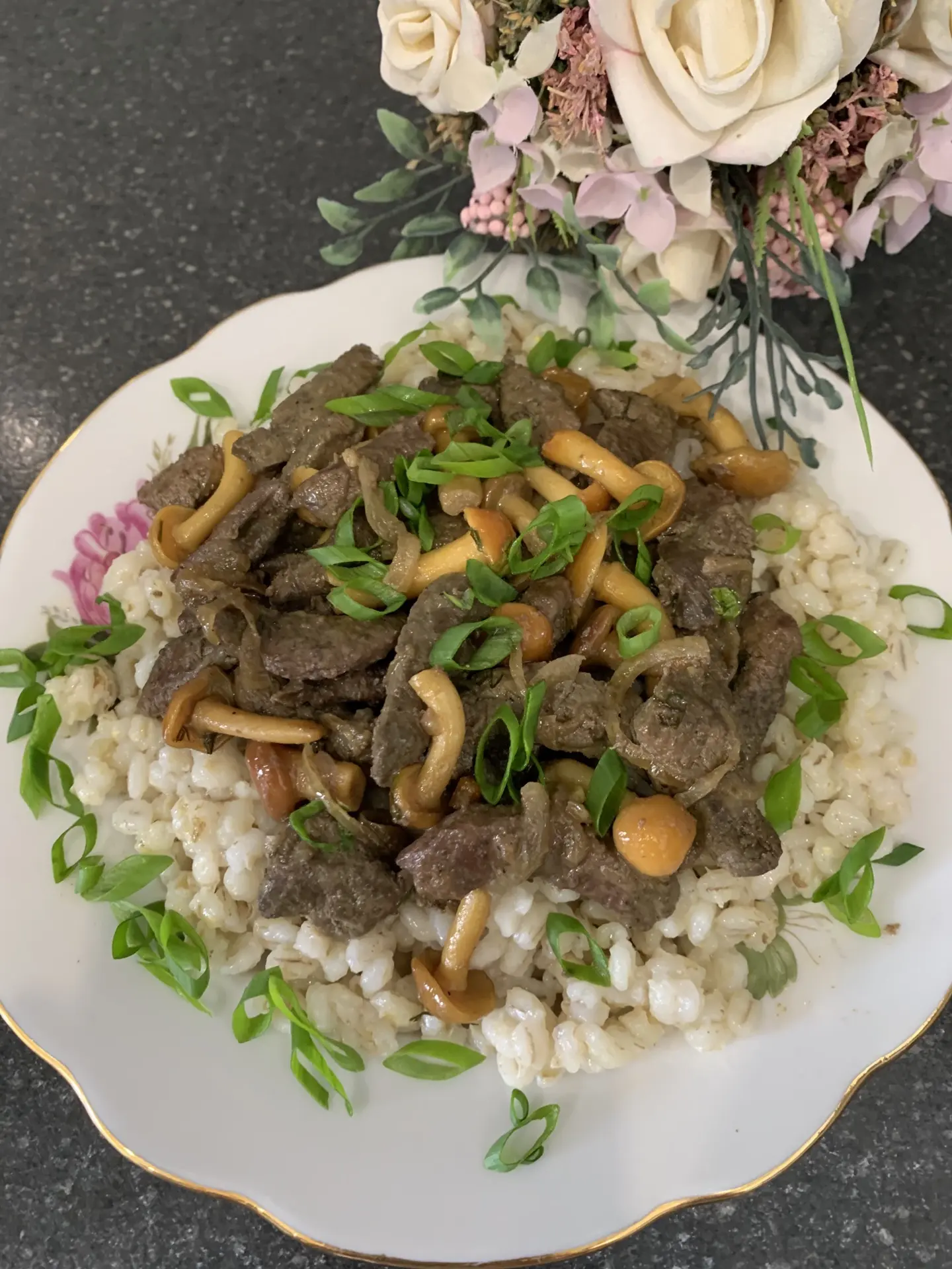 Печень жареная с грибами и перловкой